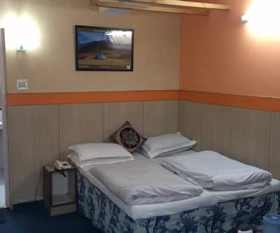 https://imgcld.yatra.com/ytimages/image/upload/t_hotel_yatra_city_desktop/v1437994156/Domestic Hotels/Hotels_Shimla/Hotel Satkaar/Double_Bed.jpg